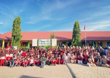 Mahasiswa KKN PPM UNIMAL Kelompok 04 bersama siswa SD Negeri 2 Muara Batu, Aceh Utara, menggelar senam pagi dan gotong royong