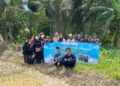 Mahasiswa HIMAGRI Unimal melakukan pengukuran pH tanah di demplot padi sawah Gampong Pulo Iboih