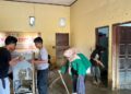 Mahasiswa KKN-PPM Kelompok 10 Universitas Malikussaleh bergotong royong membersihkan Kantor Camat Muara Batu, Aceh Utara