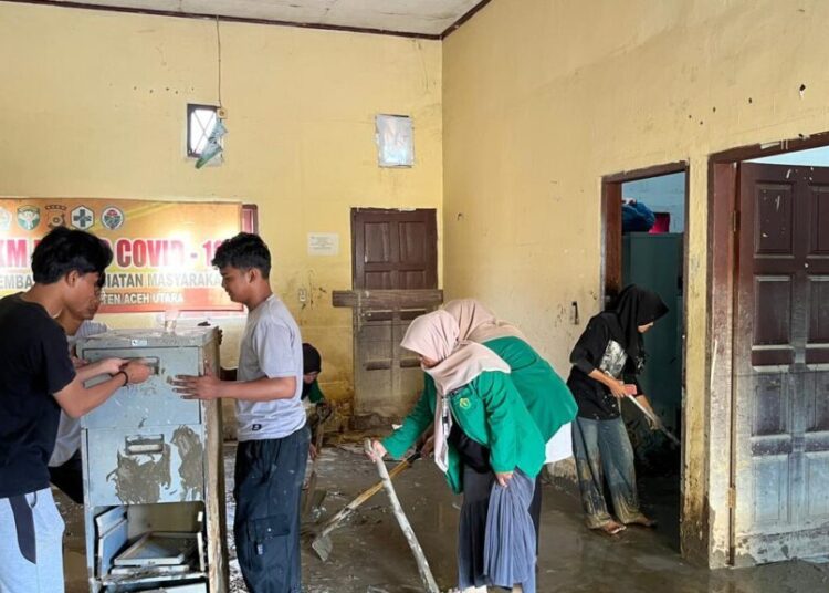 Mahasiswa KKN-PPM Kelompok 10 Universitas Malikussaleh bergotong royong membersihkan Kantor Camat Muara Batu, Aceh Utara