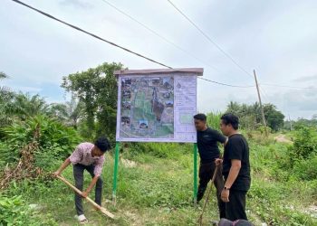 Cegah Pencemaran Lingkungan, KKN Unimal Hadirkan Papan Edukasi Penguraian Sampah di Desa Kambam