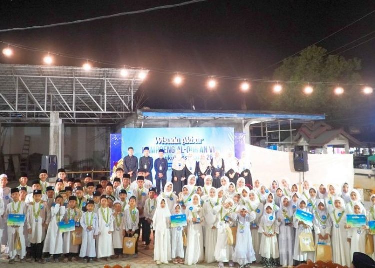 Sebanyak 100 santri mengikuti prosesi Wisuda Akbar Kampoeng Al-Qur’an VI di Masjid Besar Al-Khalifah Ibrahim, Matangkuli, Aceh Utara