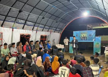 Relawan Forum Dai Milenial (FDM) menyapa dan menyalurkan bantuan kepada warga di pengungsian Dusun Lhok Pungki, Gampong Gunci, Kecamatan Sawang, Aceh Utara di penghujung Ramadan 1447 Hijriah, sebagai bentuk dukungan moral bagi korban banjir