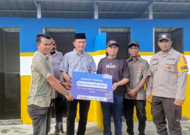 Plt Sekda Aceh Utara Jamaluddin (tengah) meresmikan 52 unit Hunian Sementara (Huntara) di Kecamatan Langkahan