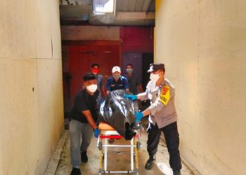 Aparat kepolisian dan tenaga medis mengevakuasi jenazah seorang petani yang ditemukan meninggal dunia di bekas toko kawasan Kecamatan Tanah Jambo Aye, Aceh Utara