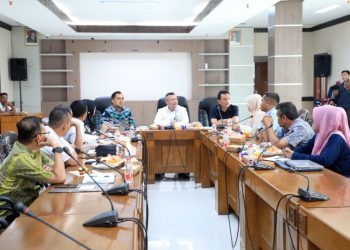 Bupati Aceh Utara, Ismail A. Jalil (tengah), memimpin rapat koordinasi bersama BPJS Kesehatan dan BPS di Oproom Setdakab