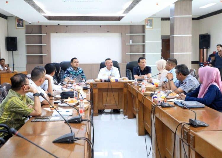 Bupati Aceh Utara, Ismail A. Jalil (tengah), memimpin rapat koordinasi bersama BPJS Kesehatan dan BPS di Oproom Setdakab