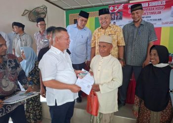 Bupati Aceh Utara, H. Ismail A. Jalil (Ayahwa), menyerahkan secara simbolis bantuan jaminan hidup (Jadup) dan stimulan ekonomi senilai Rp23 miliar untuk penyintas banjir di Kantor Camat Tanah Jambo Aye