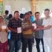 Pelaksana Tugas Kalaksa BPBD Aceh Utara, Fauzan, menyerahkan bantuan stimulan perbaikan rumah BNPB kepada warga terdampak banjir di Kecamatan Sawang, Aceh Utara