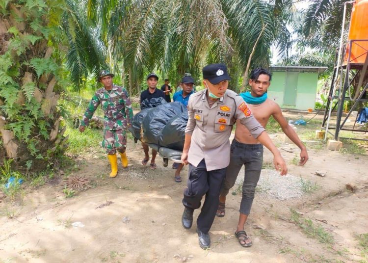 Petugas mengevakuasi jasad warga Aceh Tengah yang ditemukan mengapung di Sungai Arakundo, Kecamatan Langkahan, Aceh Utara