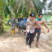 Petugas mengevakuasi jasad warga Aceh Tengah yang ditemukan mengapung di Sungai Arakundo, Kecamatan Langkahan, Aceh Utara