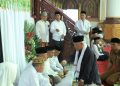 Ketua MPU Aceh Utara, Tgk. H. Abdul Manan (Abu Manan), memimpin prosesi peusijuek (tepung tawar) calon jemaah haji asal Aceh Utara