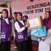 Ketum Posyandu Pusat, Ny. Tri Suswati Tito Karnavian didampingi Ketua Tim Pembina Posyandu Aceh Ny. Marlina Muzakir Manaf, saat menyerahkan penghargaan kepada Bidan Suryani pada acara puncak Posyandu Tingkat Nasional di Langkahan, Aceh Utara