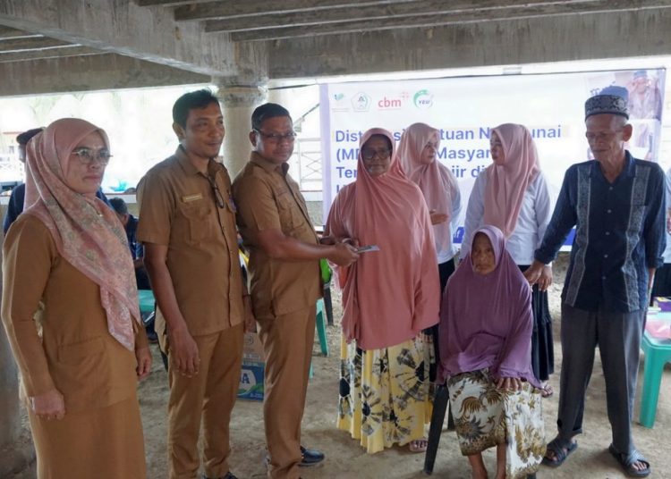 Pemerintah Kabupaten Aceh Utara bersama CBM Global dan YAKKUM Emergency Unit (YEU) menyalurkan bantuan kemanusiaan bagi masyarakat terdampak banjir dan tanah longsor di Gampong Glumpang Samlakoe, Kecamatan Baktiya