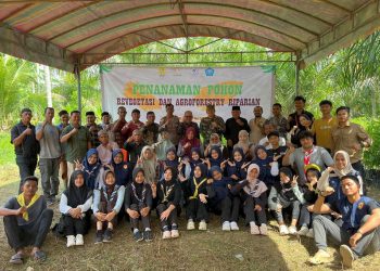 Sinergi mahasiswa LIMA bersama pelajar PMR dan Pramuka SMAN 1 Matangkuli saat menanam bibit pohon di bantaran sungai Gampong Parang Sikureung, Aceh Utara