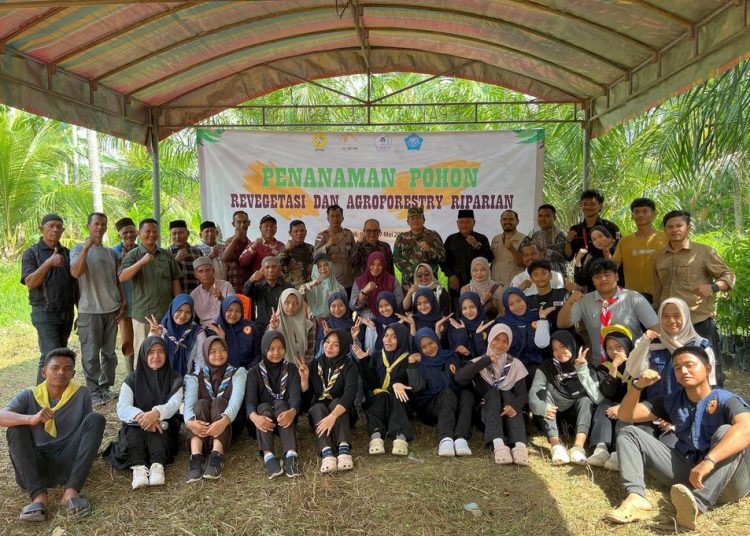 Sinergi mahasiswa LIMA bersama pelajar PMR dan Pramuka SMAN 1 Matangkuli saat menanam bibit pohon di bantaran sungai Gampong Parang Sikureung, Aceh Utara
