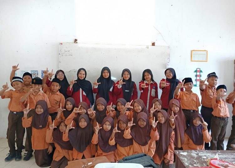 Aksi enam mahasiswa Pendidikan Bahasa Indonesia Unimal saat memandu kegiatan literasi di SDN 15 Baktiya, Kecamatan Baktiya, Aceh Utara.