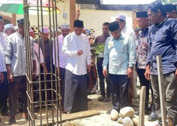Pimpinan Dayah Darul Muttaqin Lapang, H. Muzakir (Waled Lapang), meletakkan batu pertama pembangunan Masjid Baitul A'la di Gampong Trieng, Cot Girek, Aceh Utara