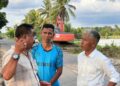 Anggota DPRK Aceh Utara dari PNA, Mudirsyah Robert, meninjau hasil normalisasi saluran sekunder irigasi sepanjang 2,5 kilometer di Kecamatan Tanah Luas