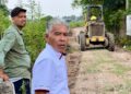Anggota DPRK Aceh Utara dari Partai Nanggroe Aceh (PNA), Mudirsyah (Robert), saat meninjau langsung pengerjaan perbaikan jalan lingkungan dan usaha tani menggunakan alat berat di Gampong Hueng, Kecamatan Tanah Luas, Aceh Utara