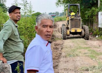 Anggota DPRK Aceh Utara dari Partai Nanggroe Aceh (PNA), Mudirsyah (Robert), saat meninjau langsung pengerjaan perbaikan jalan lingkungan dan usaha tani menggunakan alat berat di Gampong Hueng, Kecamatan Tanah Luas, Aceh Utara
