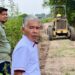 Anggota DPRK Aceh Utara dari Partai Nanggroe Aceh (PNA), Mudirsyah (Robert), saat meninjau langsung pengerjaan perbaikan jalan lingkungan dan usaha tani menggunakan alat berat di Gampong Hueng, Kecamatan Tanah Luas, Aceh Utara