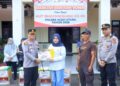 Kapolres Aceh Utara AKBP Trie Aprianto menyerahkan paket sembako kepada salah seorang pekerja harian lepas (PHL) saat menggelar aksi sosial di Mapolres Aceh Utara, Lhoksukon