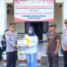 Kapolres Aceh Utara AKBP Trie Aprianto menyerahkan paket sembako kepada salah seorang pekerja harian lepas (PHL) saat menggelar aksi sosial di Mapolres Aceh Utara, Lhoksukon