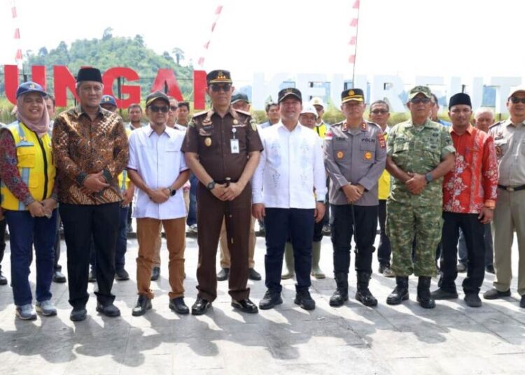 Bupati Aceh Utara H. Ismail A. Jalil (tengah) bersama jajaran pejabat daerah saat menghadiri peresmian Bendungan Krueng Keureuto oleh Presiden Prabowo Subianto secara virtual