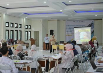Kolaborasi BAKTI Komdigi dan Yayasan Cemerlang Indonesiaku saat menggelar pelatihan kecerdasan buatan (AI) dan media digital bagi puluhan pendidik di Kabupaten Aceh Utara. Program ini diinisiasi sebagai langkah strategis mendukung pemulihan sektor pendidikan pascabencana banjir di wilayah tersebut.