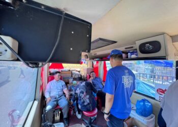 Ketua DPC Partai Demokrat Aceh Utara H. Tantawi meninjau aksi donor darah di Taman Kota Lhoksukon, Jumat (24/7/2026). Kegiatan bagian dari program Gerakan Langit Biru Indonesia Asri ini berhasil mengumpulkan 67 kantong darah bekerja sama dengan UDD PMI Aceh Utara