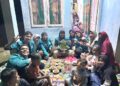 Mahasiswa KPM UIN SUNA Lhokseumawe terlibat langsung dalam prosesi merangkai ranup (Ba Peuha Ranup) di Desa Cot Iboih, Kecamatan Jeumpa, Bireuen