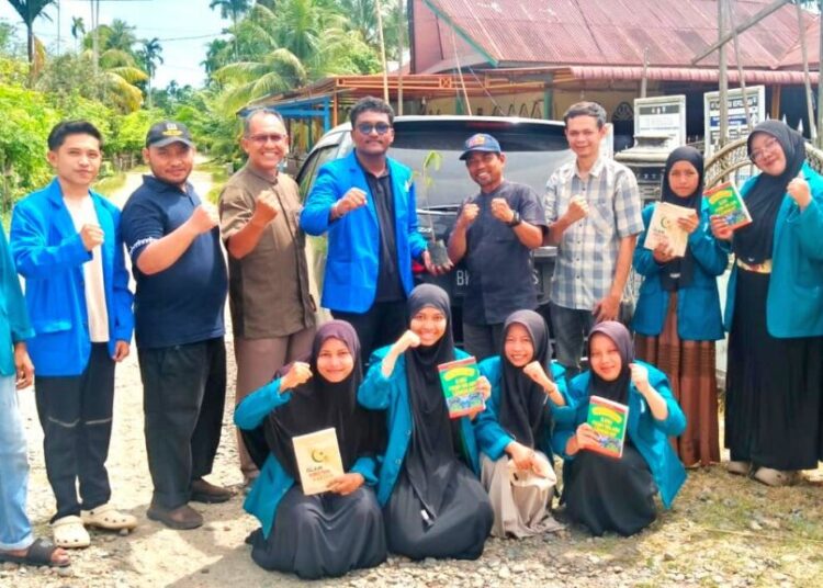Ketua LPPM UIN Sultanah Nahrasiyah (SUNA) Lhokseumawe, Dr. Muhammad Anggung Manumanoso Prasetyo, M.Pd.I. (kanan), bersama Kepala Pusat Pengabdian kepada Masyarakat, Dr. Taufiq, S.HI., M.A., dan Dr. Usammah, M.Hum., saat meninjau lokasi Kuliah Pengabdian Masyarakat (KPM) Mandiri Kelompok 10 di Desa Geulumpang Pirak, Kecamatan Paya Bakong, Aceh Utara