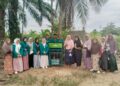 Mahasiswa KPM Kelompok 11 UIN Sultanah Nahrasiyah Lhokseumawe mendampingi warga Desa Geudumbak, Kecamatan Langkahan, Aceh Utara, dalam pembentukan Bank Sampah