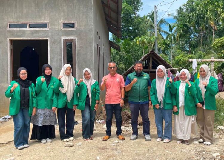Dosen Pembimbing Lapangan (DPL) Kelompok 38 Universitas Malikussaleh, Dr. Muhammad Fazil, S.Ag., M.Soc.Sc. (kiri), bersama Keuchik Desa Panton Rayeuk 2, Ahmad Zamzami (kanan), saat prosesi serah terima mahasiswa Kuliah Kerja Nyata (KKN) di Desa Panton Rayeuk 2, Kecamatan Kuta Makmur, Aceh Utara
