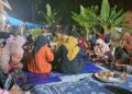 Mahasiswa KPM Kelompok 11 UIN Sultanah Nahrasiyah (SUNA) Lhokseumawe mempelajari tradisi Duek Pakat bersama warga Desa Geudumbak, Langkahan, Aceh Utara
