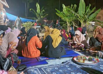 Mahasiswa KPM Kelompok 11 UIN Sultanah Nahrasiyah (SUNA) Lhokseumawe mempelajari tradisi Duek Pakat bersama warga Desa Geudumbak, Langkahan, Aceh Utara