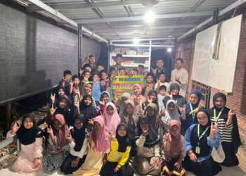 Mahasiswa KPM Kelompok 07 UIN Sultanah Nahrasiyah (SUNA) Lhokseumawe menggelar pelatihan public speaking untuk anak-anak di Desa Baroh Kuta Batee, Meurah Mulia, Aceh Utara
