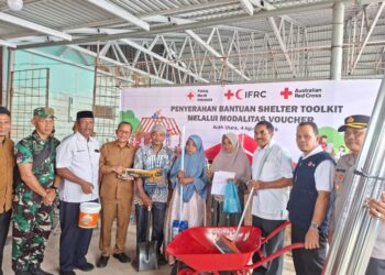 Ketua PMI Aceh Murdani Yusuf, S.E. (kiri), Ketua PMI Aceh Utara H. Tantawi, S.IP., M.A.P., Marsekal Muda TNI (Purn.) Ir. Tri Bowo Santoro, M.M., M.Tr.(Han)., serta perwakilan Bupati Aceh Utara mendampingi penyerahan bantuan shelter toolkit secara simbolis dalam program Cash and Voucher Assistance (CVA) di Kecamatan Sawang, Kabupaten Aceh Utara