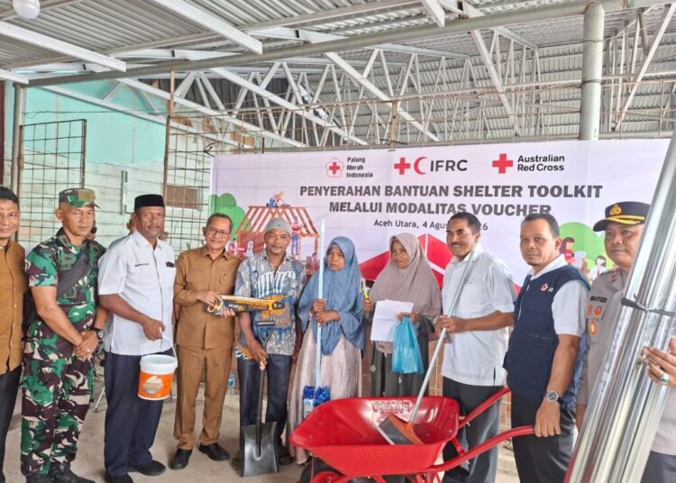 Ketua PMI Aceh Murdani Yusuf, S.E. (kiri), Ketua PMI Aceh Utara H. Tantawi, S.IP., M.A.P., Marsekal Muda TNI (Purn.) Ir. Tri Bowo Santoro, M.M., M.Tr.(Han)., serta perwakilan Bupati Aceh Utara mendampingi penyerahan bantuan shelter toolkit secara simbolis dalam program Cash and Voucher Assistance (CVA) di Kecamatan Sawang, Kabupaten Aceh Utara