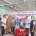 Ketua PMI Aceh Murdani Yusuf, S.E. (kiri), Ketua PMI Aceh Utara H. Tantawi, S.IP., M.A.P., Marsekal Muda TNI (Purn.) Ir. Tri Bowo Santoro, M.M., M.Tr.(Han)., serta perwakilan Bupati Aceh Utara mendampingi penyerahan bantuan shelter toolkit secara simbolis dalam program Cash and Voucher Assistance (CVA) di Kecamatan Sawang, Kabupaten Aceh Utara