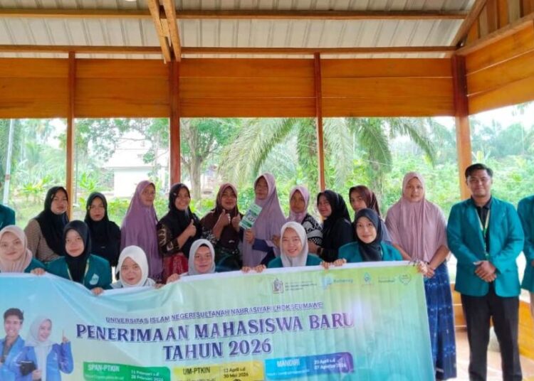 Mahasiswa KPM Kelompok 11 UIN Sultanah Nahrasiyah (SUNA) Lhokseumawe menggelar sosialisasi Penerimaan Mahasiswa Baru (PMB) TA 2026 dan beasiswa bagi pelajar serta orang tua warga Desa Geudumbak, Kecamatan Langkahan, Kabupaten Aceh Utara