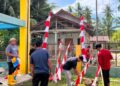 Gotong royong mahasiswa KPM Kelompok 07 UIN SUNA Lhokseumawe bersama warga Gampong Baroh Kuta Batee di meunasah setempat, Minggu (9/8/2026), dalam rangka menyambut HUT ke-81 Kemerdekaan RI