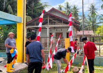 Gotong royong mahasiswa KPM Kelompok 07 UIN SUNA Lhokseumawe bersama warga Gampong Baroh Kuta Batee di meunasah setempat, Minggu (9/8/2026), dalam rangka menyambut HUT ke-81 Kemerdekaan RI