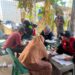 Relawan KSR PMI Unit 08 UIN SUNA Lhokseumawe mendampingi penyaluran bantuan shelter toolkit kepada penerima manfaat program pemulihan pascabencana di Kecamatan Sawang, Kabupaten Aceh Utara