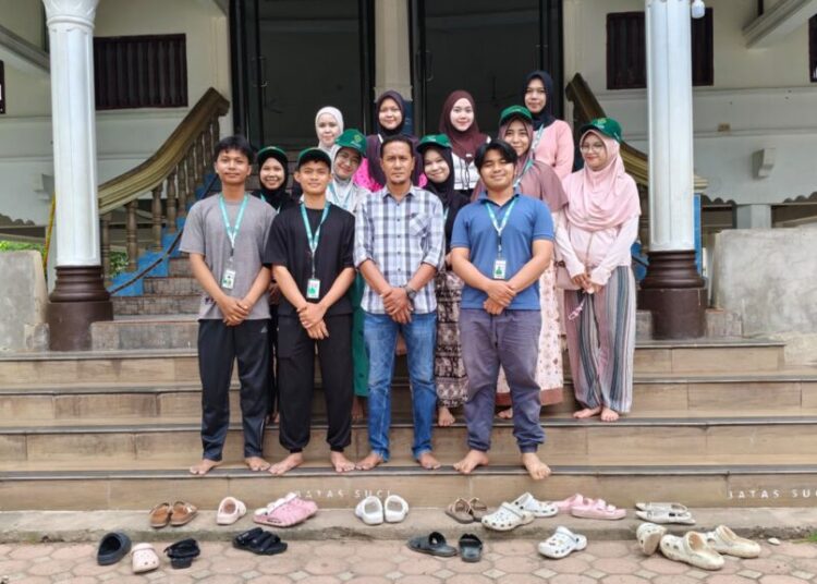 Mahasiswa KKN Kelompok 13 Universitas Malikussaleh (Unimal) bersama warga bergotong royong membersihkan Meunasah Gampong Barat, Kecamatan Nisam, Aceh Utara