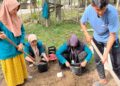 Mahasiswa UIN SUNA Lhokseumawe mempraktikkan pembuatan pupuk KOMPAS (KOMPos dAri Sampah) organik bersama warga Desa Kuala Keureuto, Kecamatan Lapang, Aceh Utara