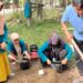 Mahasiswa UIN SUNA Lhokseumawe mempraktikkan pembuatan pupuk KOMPAS (KOMPos dAri Sampah) organik bersama warga Desa Kuala Keureuto, Kecamatan Lapang, Aceh Utara
