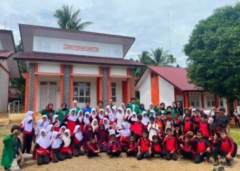 Mahasiswa KKN Kelompok 39 Universitas Malikussaleh (UNIMAL) mendampingi para siswa SD Negeri 9 Kuta Makmur, Aceh Utara, saat mengikuti perlombaan balap karung dalam rangka menyambut HUT ke-81 RI