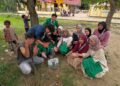 Mahasiswa KKN Kelompok 14 Universitas Malikussaleh (Unimal) membuat lubang resapan biopori bersama warga di Gampong Cot Mee, Nisam, Aceh Utara